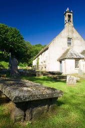 East Church and kirkyard: photo by Iain Sarjeant