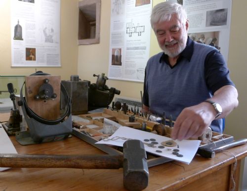 Ian Hammond seal engraver